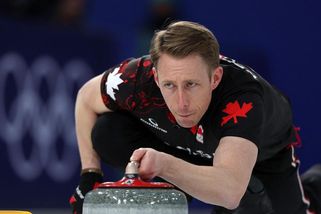 Lež v přímém přenosu? Kanadský curler posouval kámen prstem, Švédům sprostě nadával